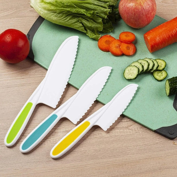 Afbeelding van een veilige kinderkookset: ergonomisch gekleurd keukengereedschap voor kinderen, ideaal voor speels en veilig koken.