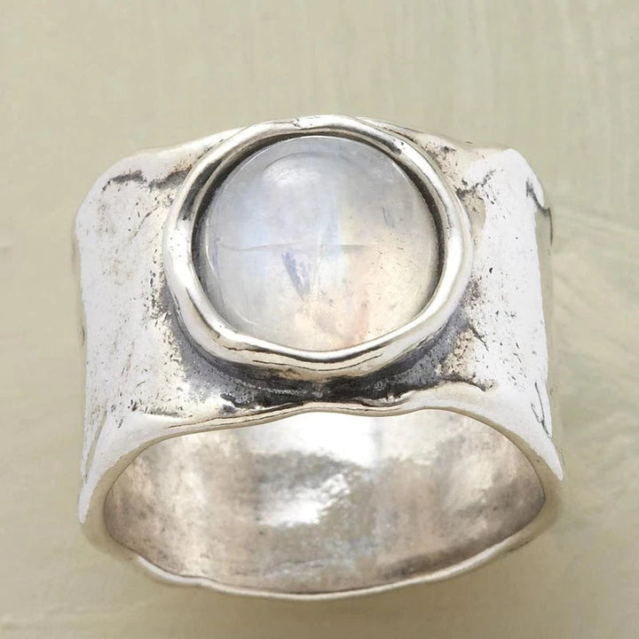 Zilveren ring met glimmende maansteen, minimalistisch ontwerp, straalt elegantie en mystiek uit, perfect sieraad.