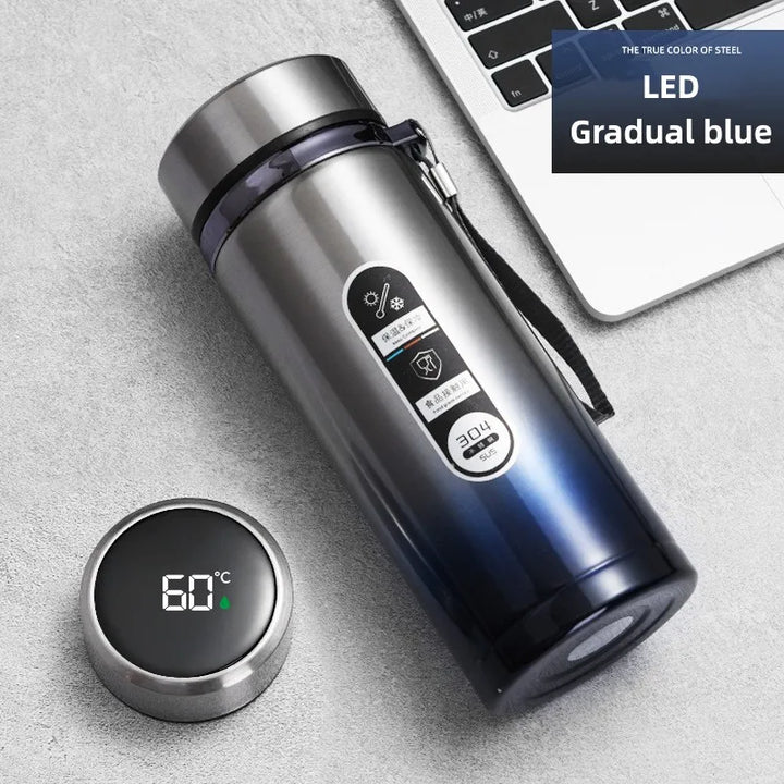 Detail van LED display op slimme drinkfles, toont de actuele temperatuur. Geïsoleerde vacuümfles voor hydratatie.
