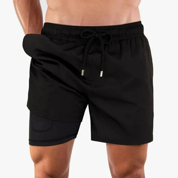 Nieuwe collectie: stijlvolle heren zwembroek op mannequin. Toont modern design en patroon.