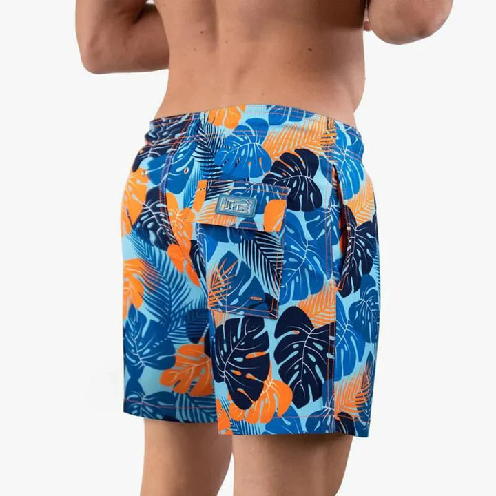 Moderne heren zwembroek op zonnig strand. Comfortabele sneldrogende badkleding voor vakantie.