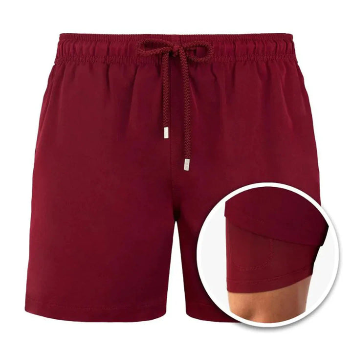 Stijlvolle zwemkleding voor heren bij zwembad. Sneldrogende stof, perfect voor zomerse dagen.