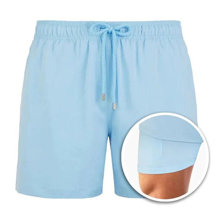 Zomerse outfit: sneldrogende heren zwembroek met handdoek en zonnebril, vakantie klaar.