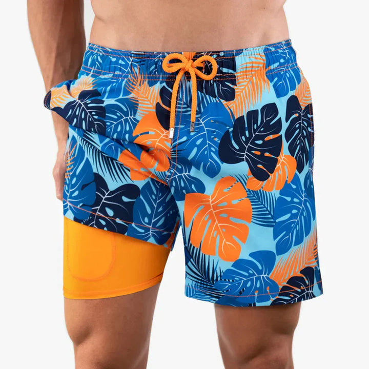 Man in actie met comfortabele, sneldrogende zwembroek. Ideale heren zwemkleding voor sport.