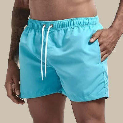Comfortabele en trendy herenzwembroek, sneldrogend en klaar voor zomerse avonturen, strand en zwembad.