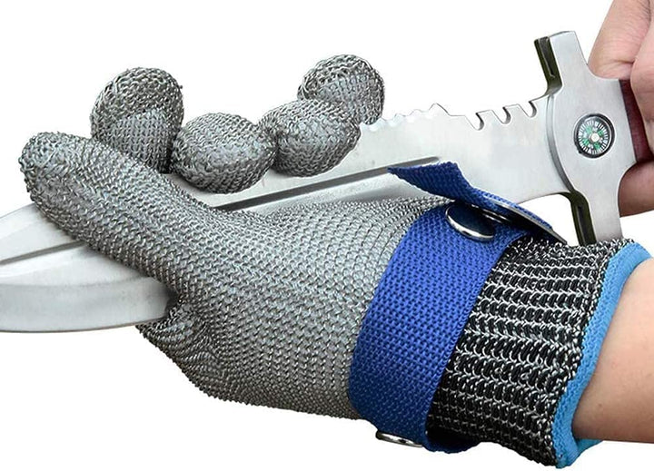 Persoon draagt flexibele snijbestendige handschoen, toont comfort en bescherming bij taken.