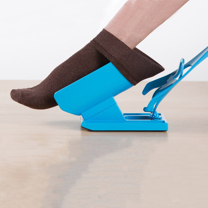 EasySock sokkenaantrekhulp in gebruik, vergemakkelijkt het aantrekken van sokken zonder bukken, ideaal voor beperkte mobiliteit.