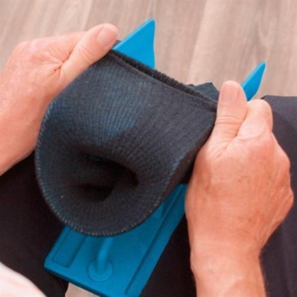 EasySock sokkenaantrekhulp in gebruik, vergemakkelijkt het aantrekken van sokken zonder bukken, ideaal voor beperkte mobiliteit.