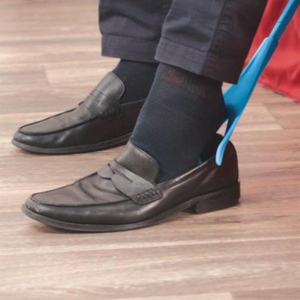 EasySock sokkenaantrekhulp in gebruik, vergemakkelijkt het aantrekken van sokken zonder bukken, ideaal voor beperkte mobiliteit.