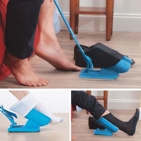 EasySock sokkenaantrekhulp in gebruik, vergemakkelijkt het aantrekken van sokken zonder bukken, ideaal voor beperkte mobiliteit.