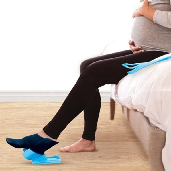 EasySock sokkenaantrekhulp in gebruik, vergemakkelijkt het aantrekken van sokken zonder bukken, ideaal voor beperkte mobiliteit.