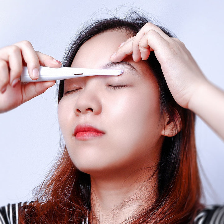 Compacte SoftSkin™ gezichtshaar verwijderaar voor dames, ideaal voor onderweg; een essentiële beautytool voor ontharen.