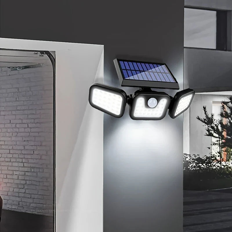 Solar LED schijnwerper met 3 lampen en bewegingssensor, ideaal voor efficiënte buitenverlichting, weerbestendig.