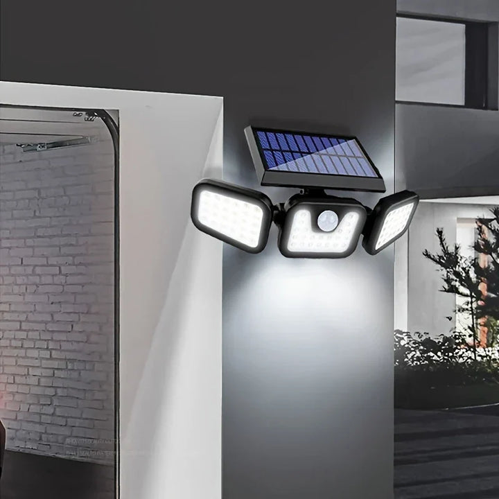 Solar LED schijnwerper met 3 lampen en bewegingssensor, ideaal voor efficiënte buitenverlichting, weerbestendig.