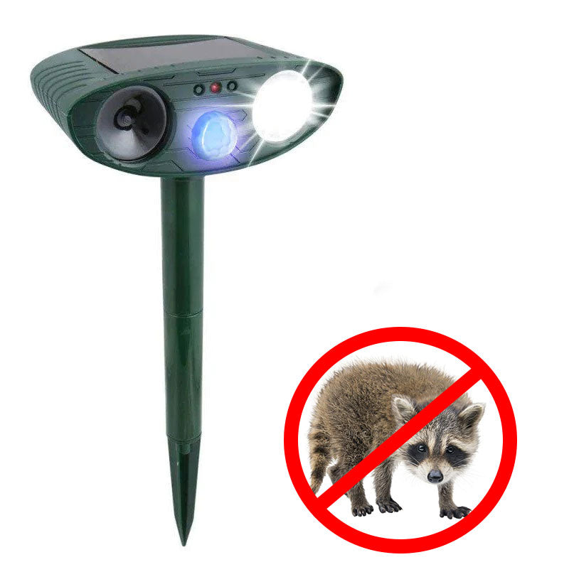 Ultrasone dierenverjager op zonne-energie in een tuin. Stijlvol ontwerp beschermt tegen wasberen en eekhoorns.