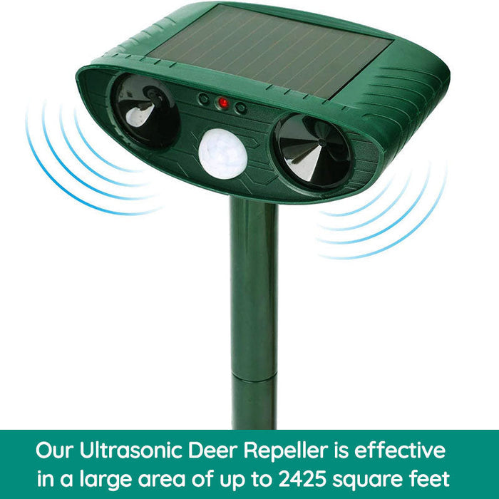 Ultrasone dierenverjager op zonne-energie in een tuin. Stijlvol ontwerp beschermt tegen wasberen en eekhoorns.