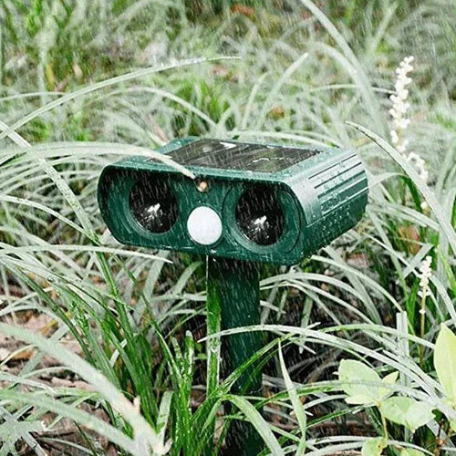 Zonne-ultrasone dierenverjager met infraroodsensor en PIR, efficiënte en weerbestendige dierenafweer in de tuin.