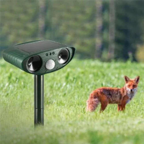 Zonne-ultrasone dierenverjager met infraroodsensor en PIR, efficiënte en weerbestendige dierenafweer in de tuin.