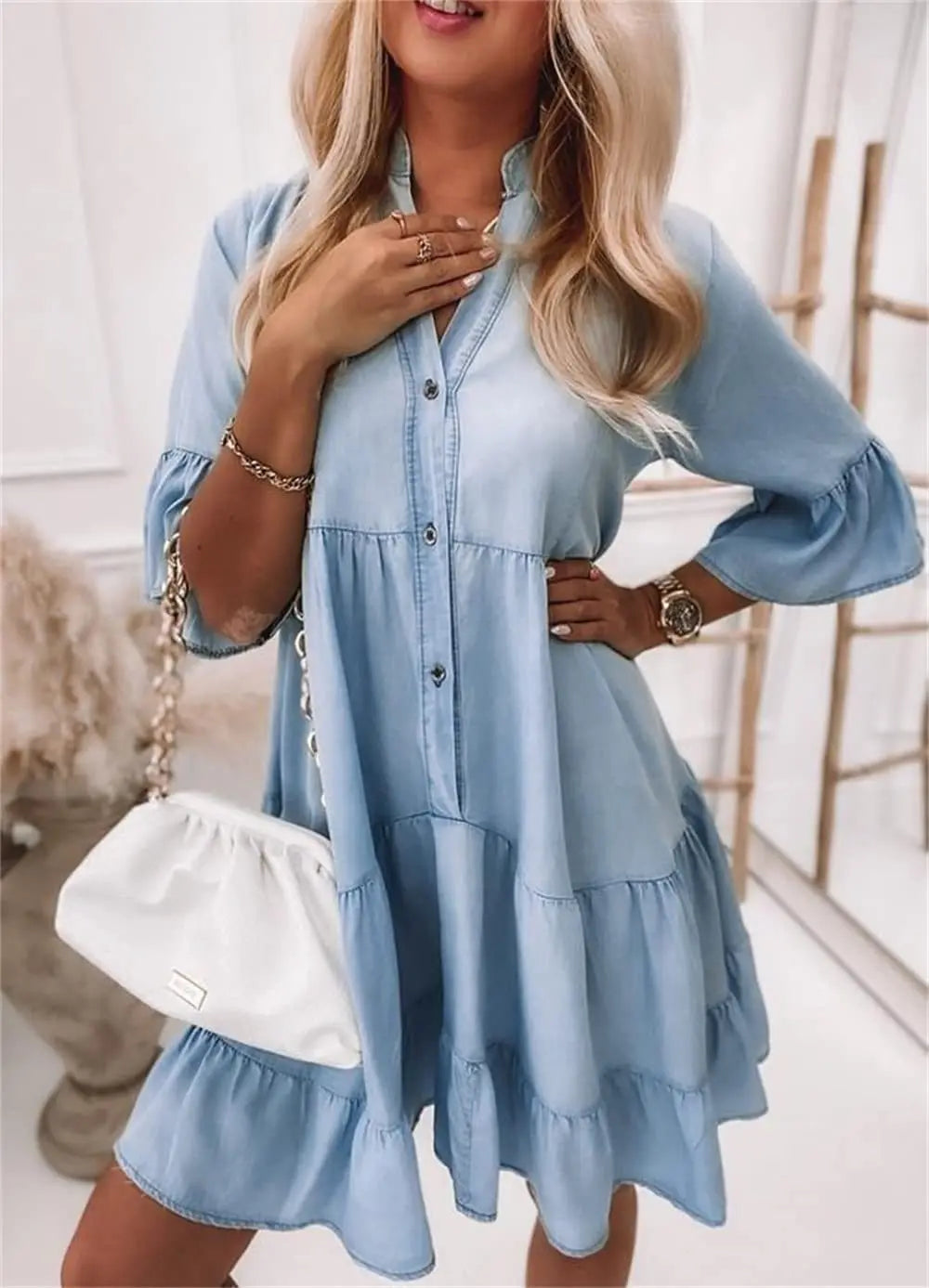 Zomerse dames denim jurk van zacht katoenen denim, A-lijn, knielengte, met halflange mouwen, getailleerd.