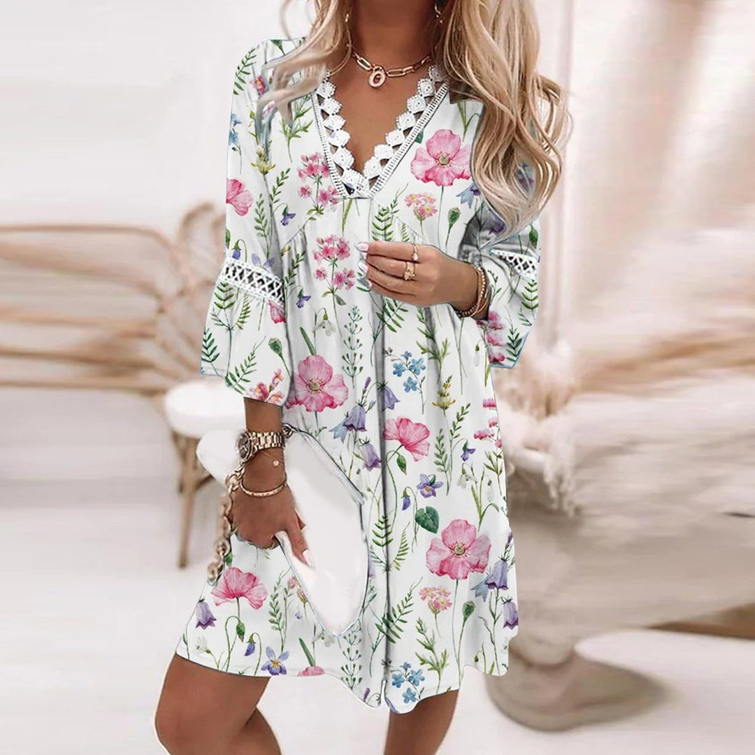 Zomerse damesjurk met bloemenpatroon, lichte stofkwaliteit, ideaal voor warme dagen en elegante gelegenheden.
