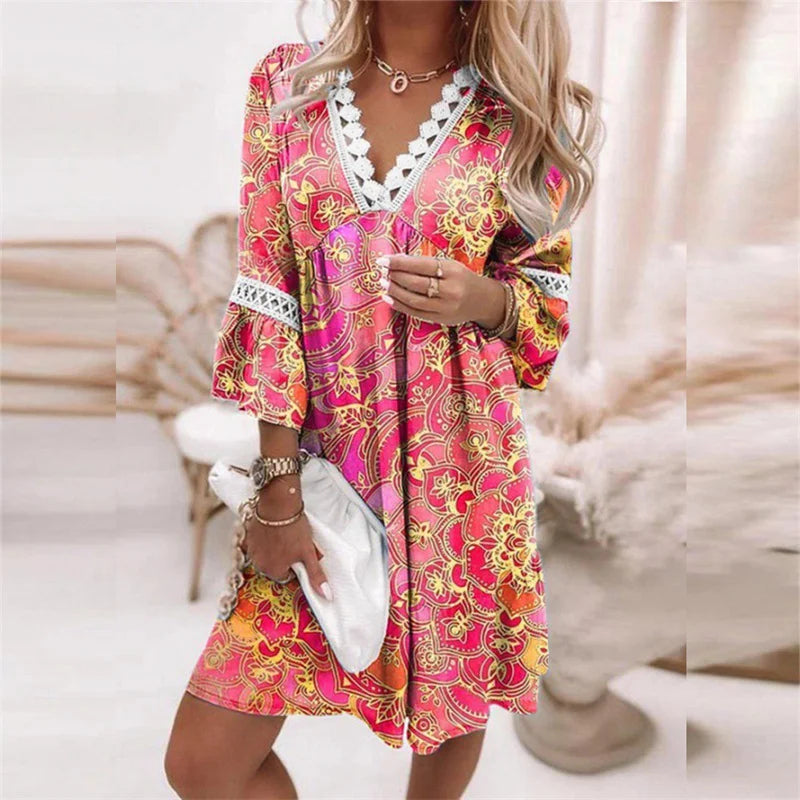Zomerse damesjurk met bloemenpatroon, lichte stofkwaliteit, ideaal voor warme dagen en elegante gelegenheden.