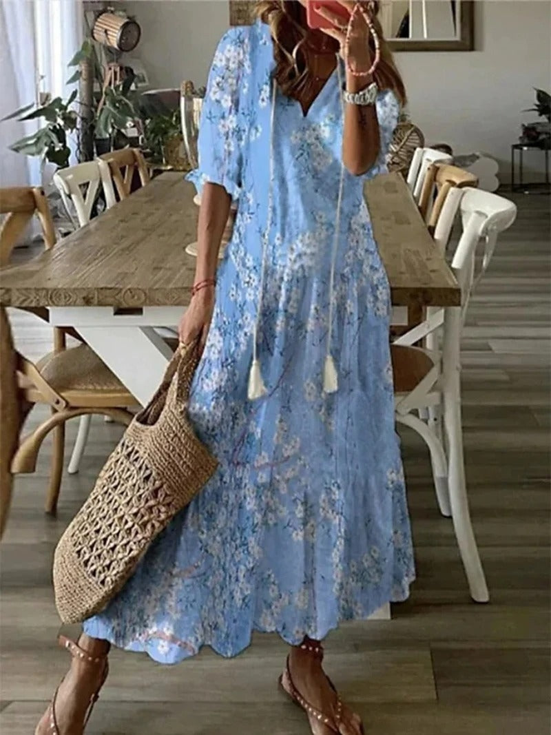 Zomerse maxi-jurk in boheemse stijl, licht en vloeiend, ideaal voor stranddagen en stadswandelingen, beige kleur.