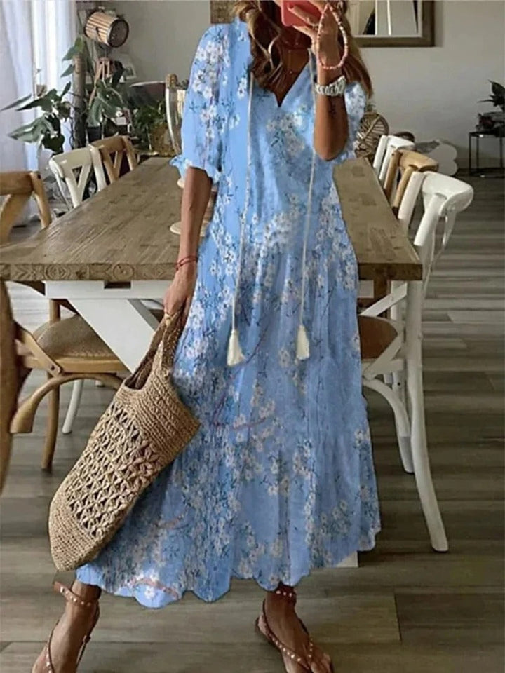 Zomerse maxi-jurk in boheemse stijl, licht en vloeiend, ideaal voor stranddagen en stadswandelingen, beige kleur.