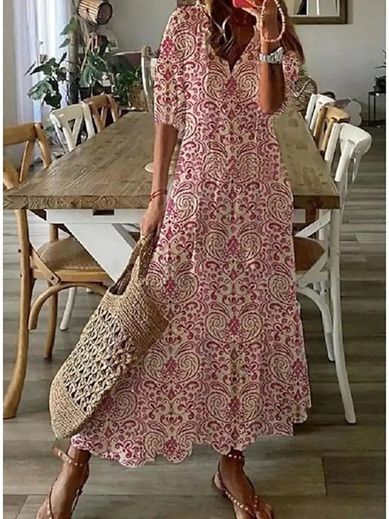Zomerse maxi-jurk in boheemse stijl, licht en vloeiend, ideaal voor stranddagen en stadswandelingen, beige kleur.