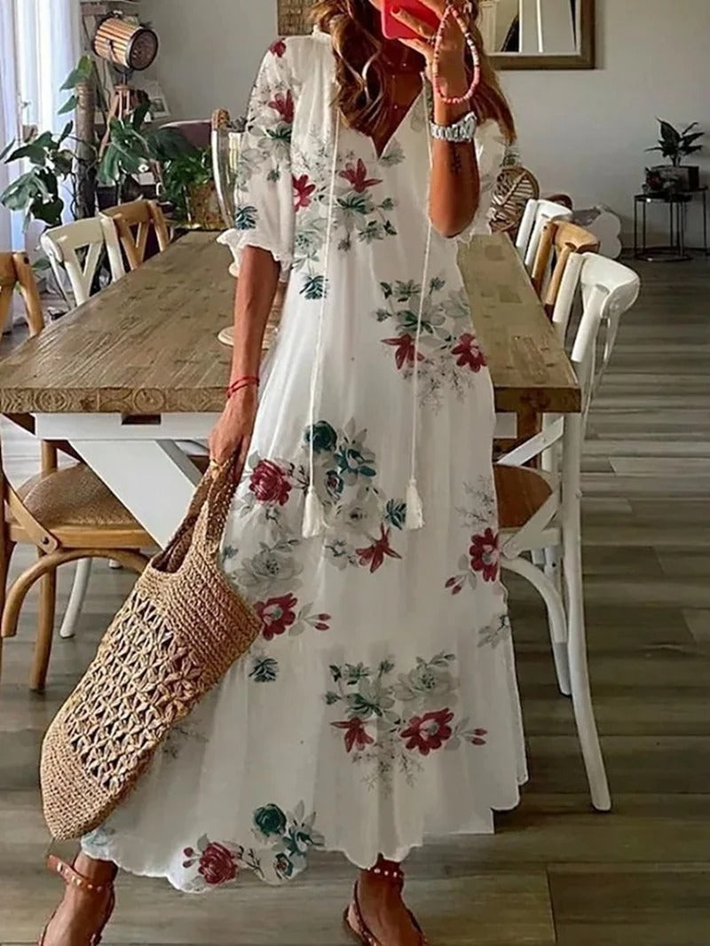 Zomerse maxi-jurk in boheemse stijl, licht en vloeiend, ideaal voor stranddagen en stadswandelingen, beige kleur.