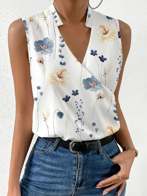 Zomerse, zachte damestop met V-hals, mouwloos, wit, luchtige stof. Perfect voor casual zomerlooks.
