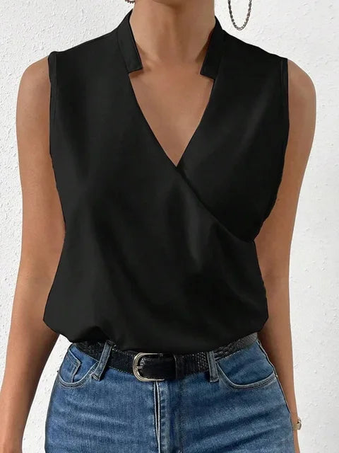 Zomerse, zachte damestop met V-hals, mouwloos, wit, luchtige stof. Perfect voor casual zomerlooks.