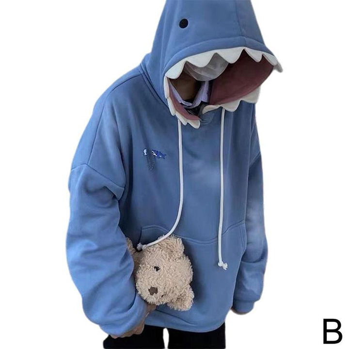 Gedetailleerde haaiencapuchon van een SharkHoodie™ unisex trui, comfortabele en speelse mode.