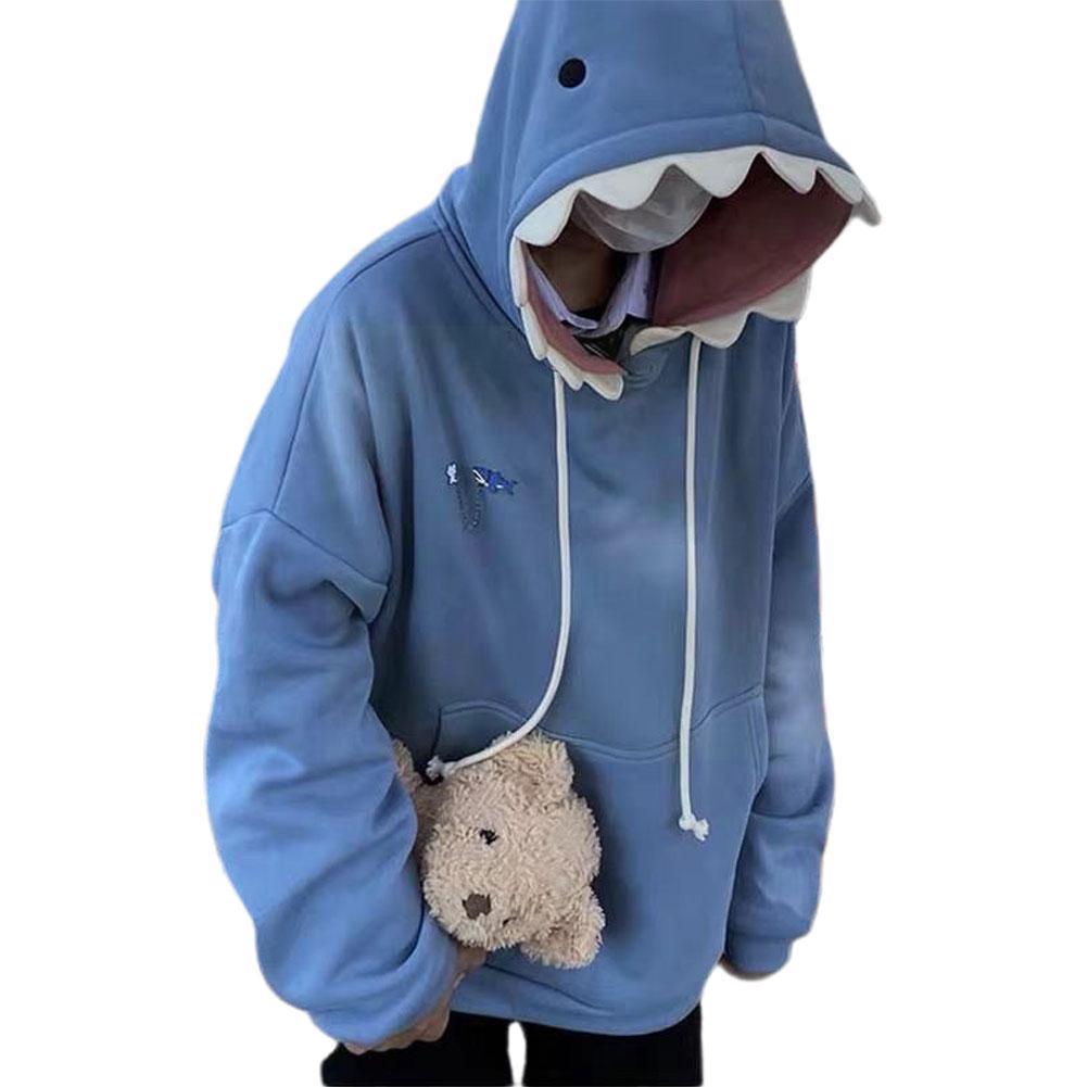 Unisex haai hoodie gedragen, comfortabele kleding in blauw, perfect voor een speelse en unieke stijl.