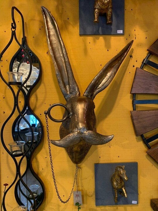 Speelse hert muurdecoratie, handbeschilderd voor een uniek interieur. Karaktervolle woonaccessoire.