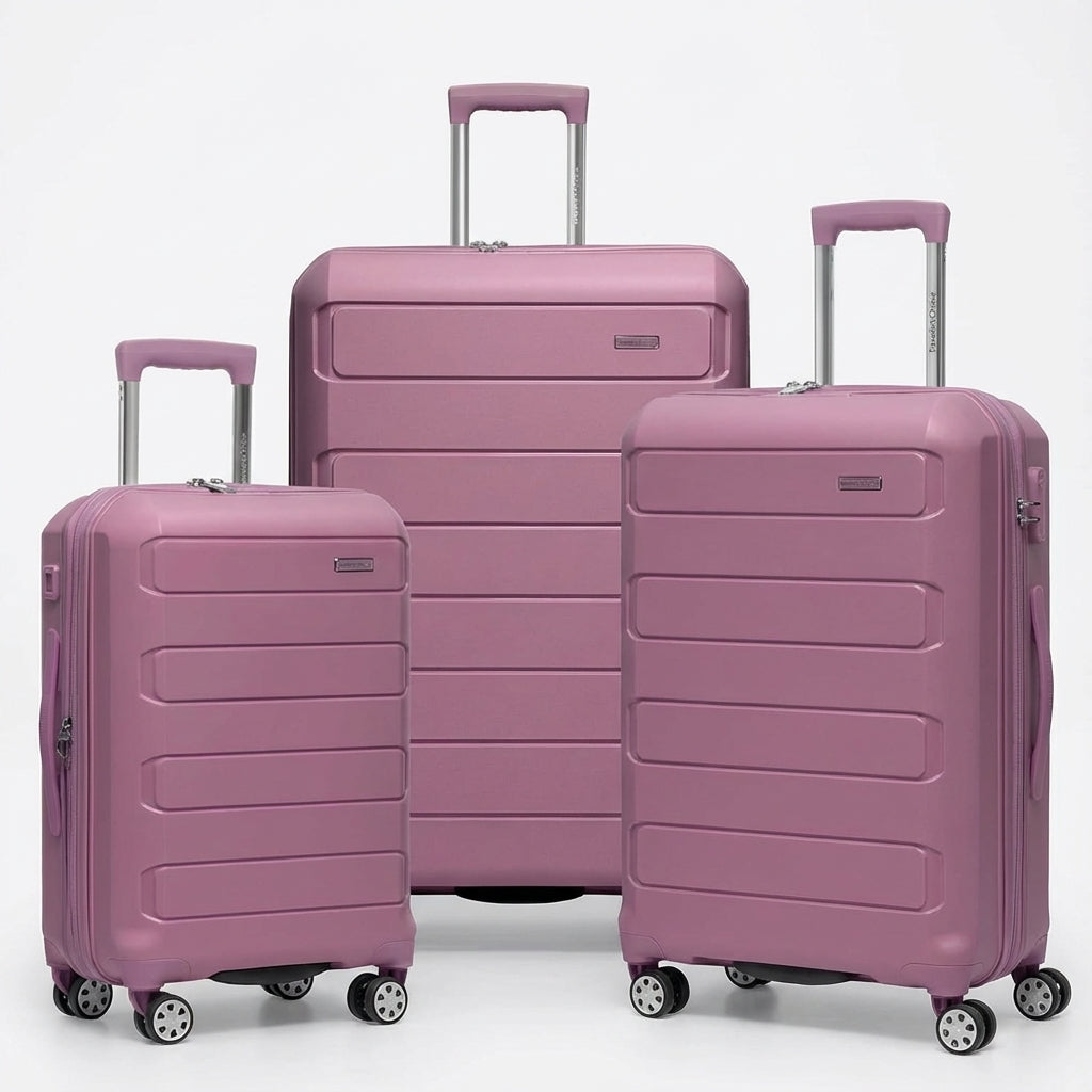 Reiziger trekt een SpinCore hardshell spinner koffer. Lichtgewicht, manoeuvreerbare bagage voor reizen.