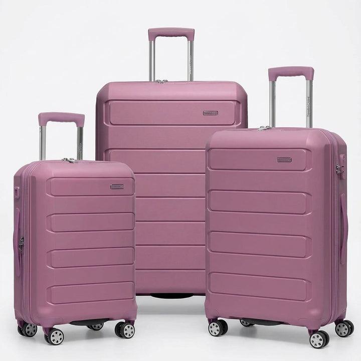 Reiziger trekt een SpinCore hardshell spinner koffer. Lichtgewicht, manoeuvreerbare bagage voor reizen.