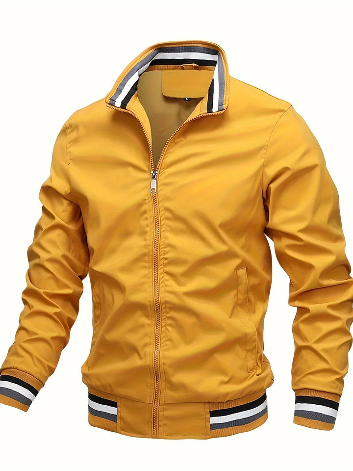 Heren overgangsjas gecombineerd met een pantalon, voor een nette look