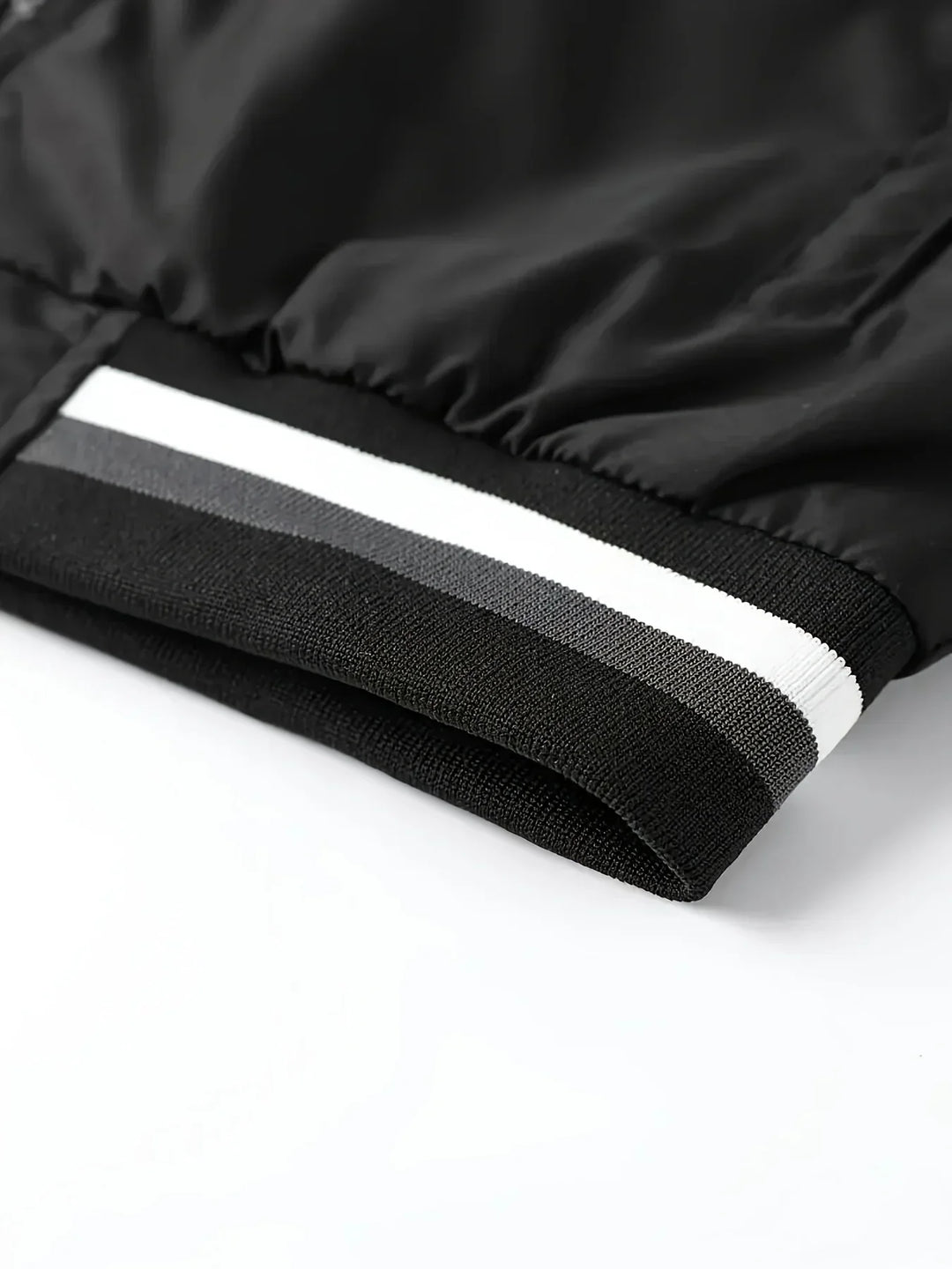 Close-up van de kraag van de heren overgangsjas