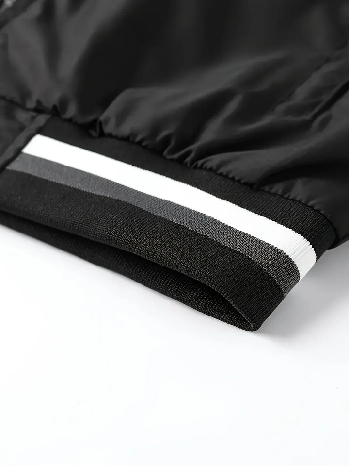 Close-up van de kraag van de heren overgangsjas