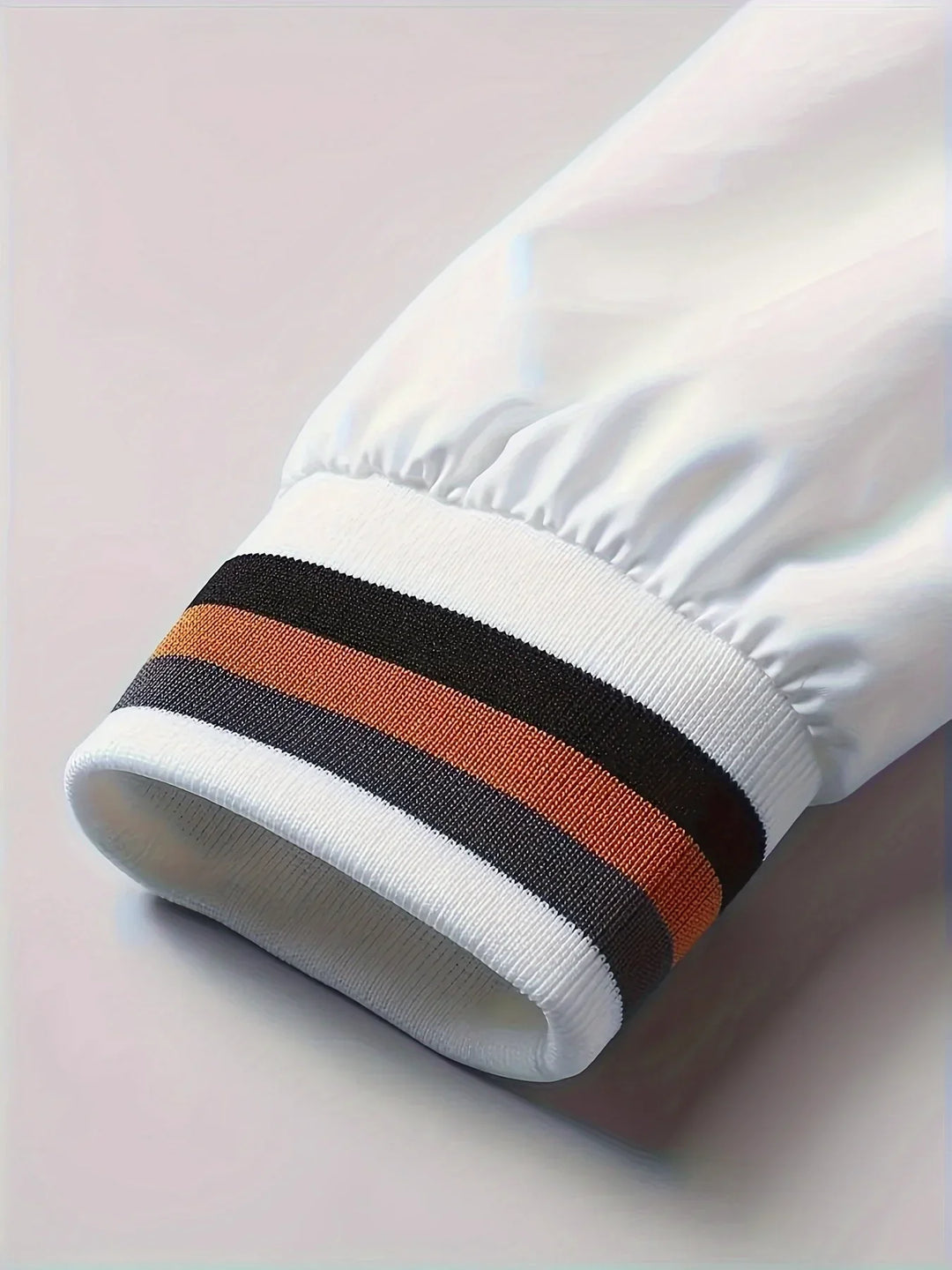 Detail van de zakken op de heren overgangsjas