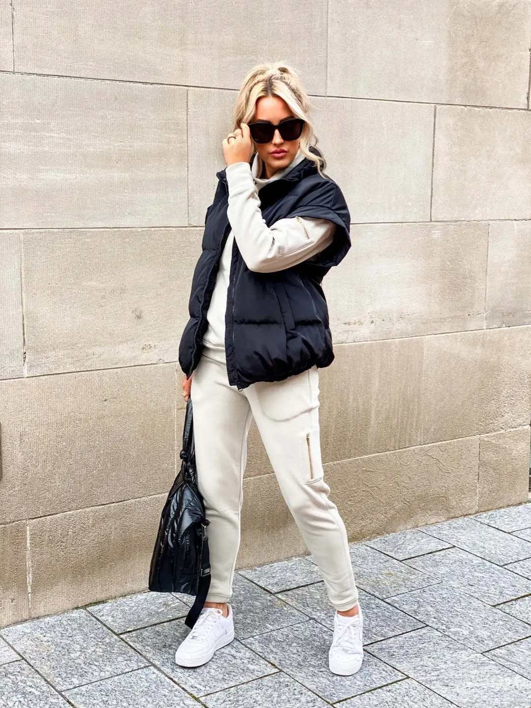 Stijlvol dames gewatteerd puffer vest voor winter en herfst. Warm, mouwloos en comfortabel voor lagen look.