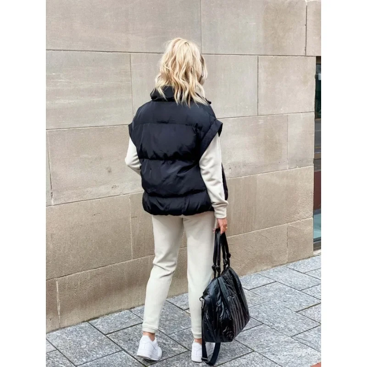 Trendy dames puffer vest, perfect voor een casual look. Mouwloos, gewatteerd en warm voor herfst en winter.
