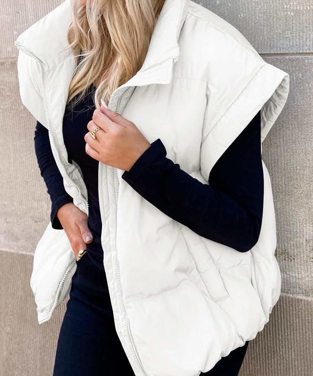 Trendy mode dames vest: gewatteerd puffer model. Mouwloos, stijlvol en warm voor de herfst en winter.