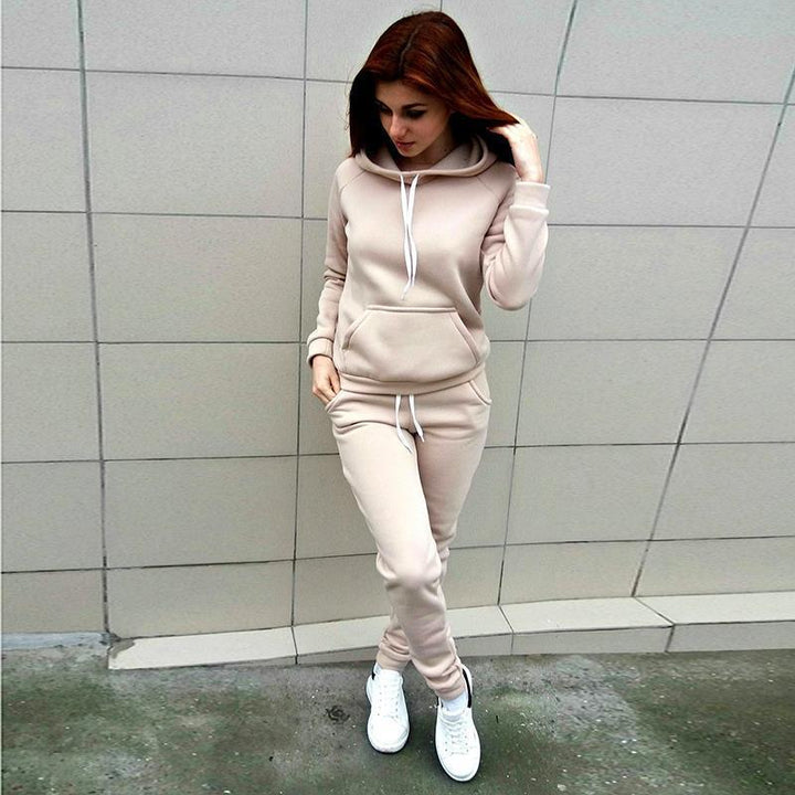 Stijlvol dames trainingspak CuteSuit I, perfect voor comfortabele loungewear en vrije tijd thuis.