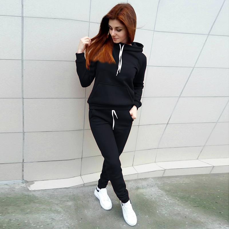 Comfortabel dames trainingspak set met hoodie en joggingbroek, ideaal voor ontspanning en sport.
