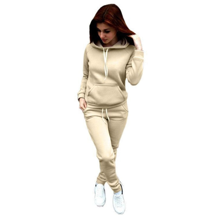 Zacht en comfortabel dames loungewear trainingspak, perfect voor een relaxte dag thuis of onderweg.