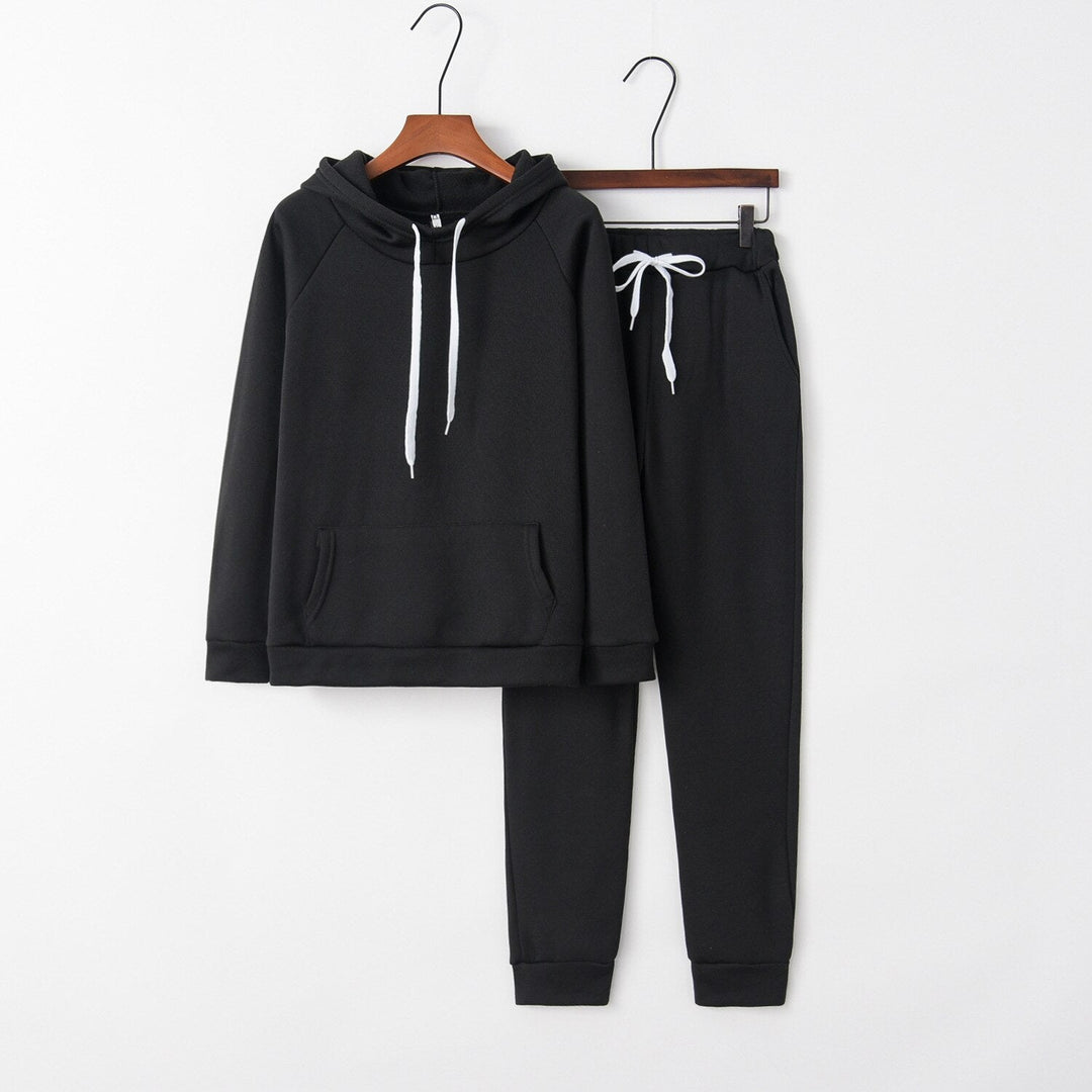Complete dameskleding set: modieuze hoodie en bijpassende joggingbroek voor optimaal comfort.