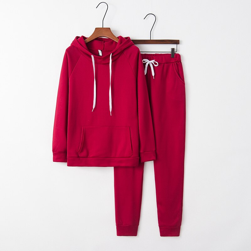 Hoogwaardig dames trainingspak voor loungen of sporten, biedt zowel stijl als ultiem draagcomfort.