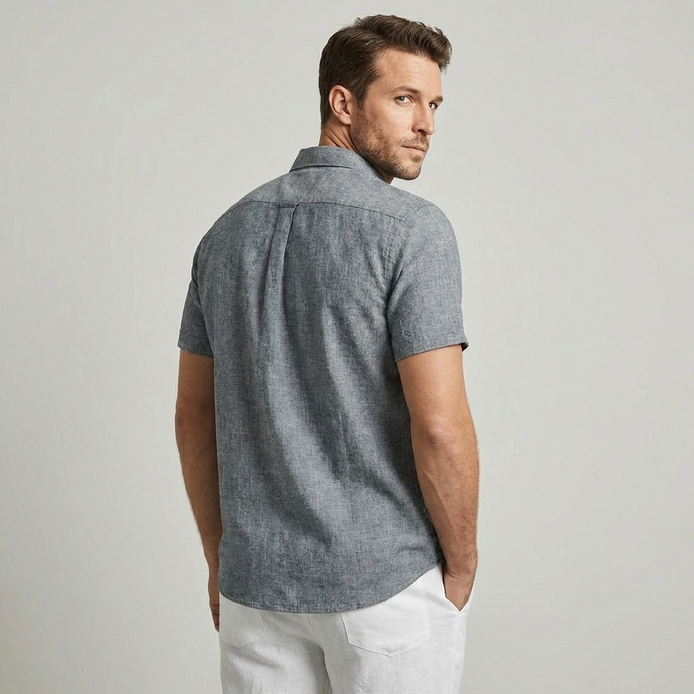 Casual herenoverhemd korte mouw, perfect voor zomerse dagen. Minimalistisch design, comfortabel en dagelijks draagbaar.