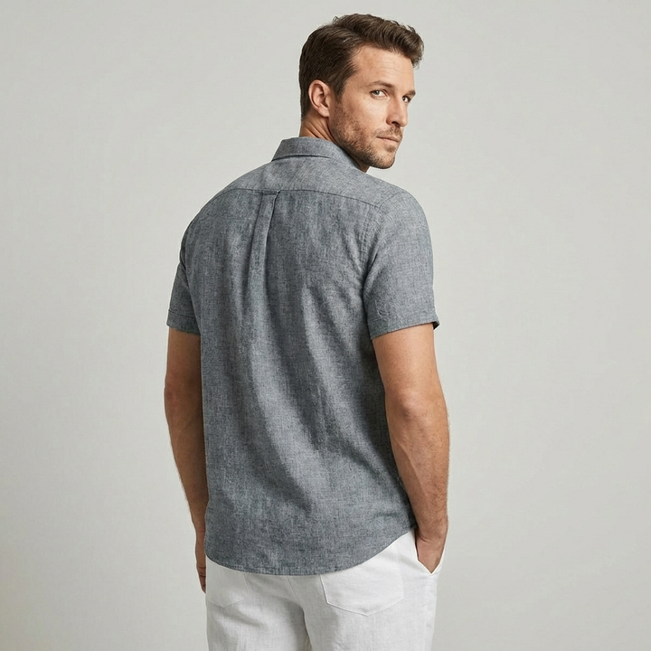 Casual herenoverhemd korte mouw, perfect voor zomerse dagen. Minimalistisch design, comfortabel en dagelijks draagbaar.